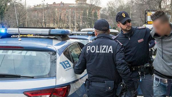 Rapina e pesta un sedicenne: in carcere il 33enne arrestato