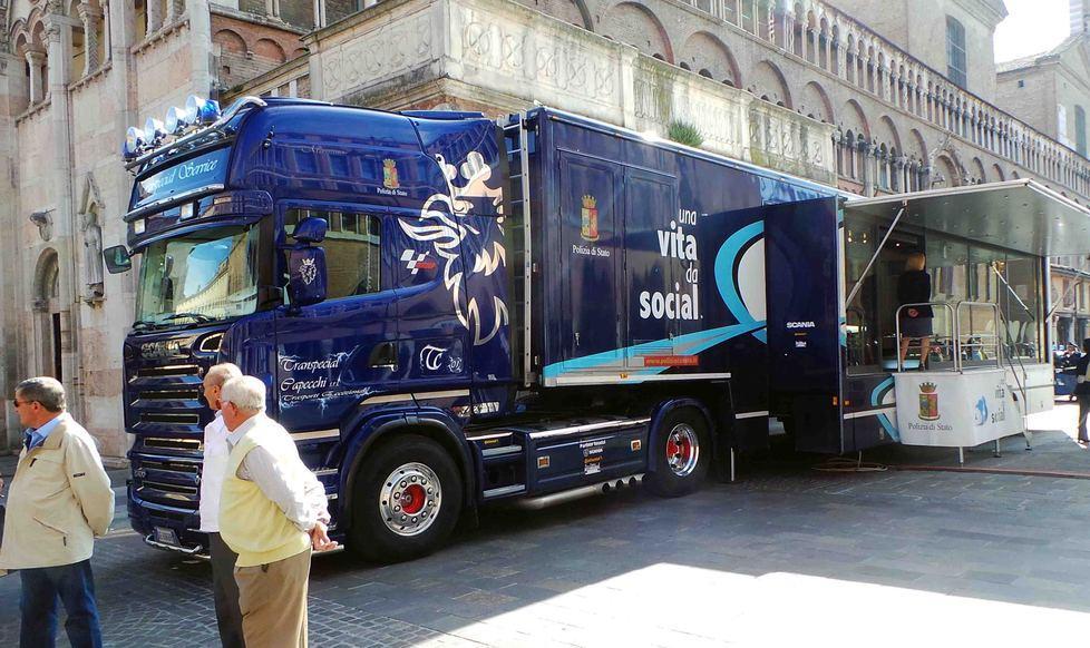 Festa della polizia e attesa per il truck 