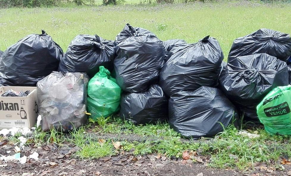 Area ripulita, ma i sacchi “tornano”