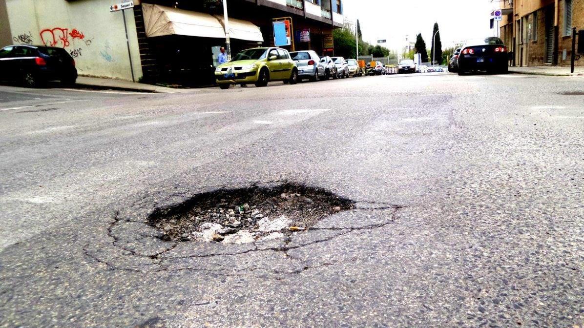 Buca pericolosa per auto e pedoni