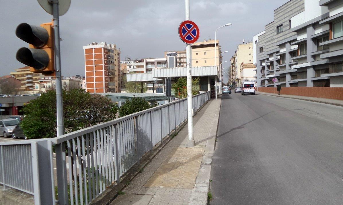 Sassari, il palo della luce sulla rampa dei disabili