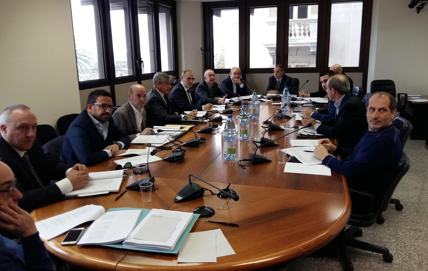 Doppio binario per la legge la commissione va avanti 