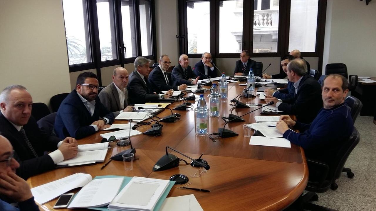 Doppio binario per la legge la commissione va avanti