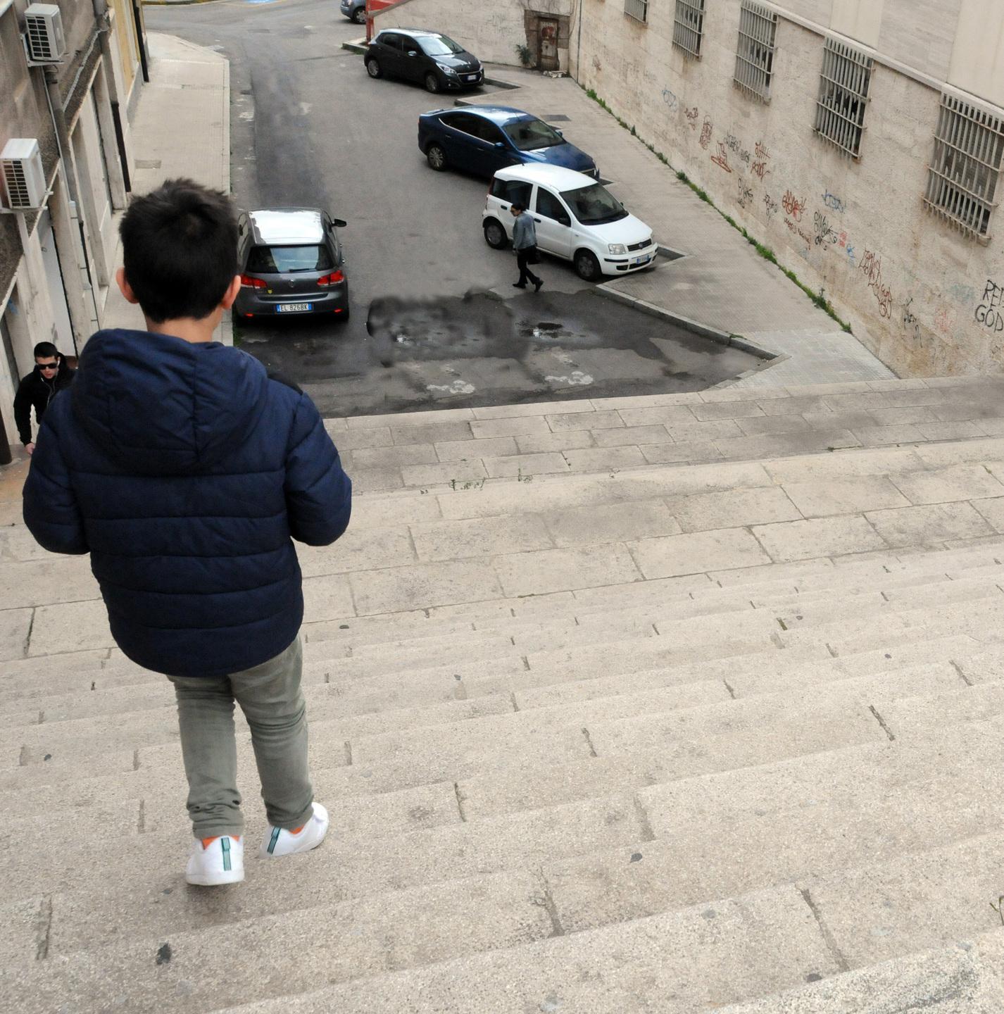 Resta grave il 13enne caduto dalla bici 