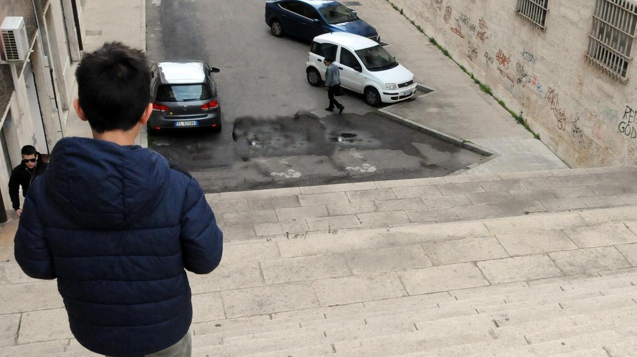 Resta grave il 13enne caduto dalla bici
