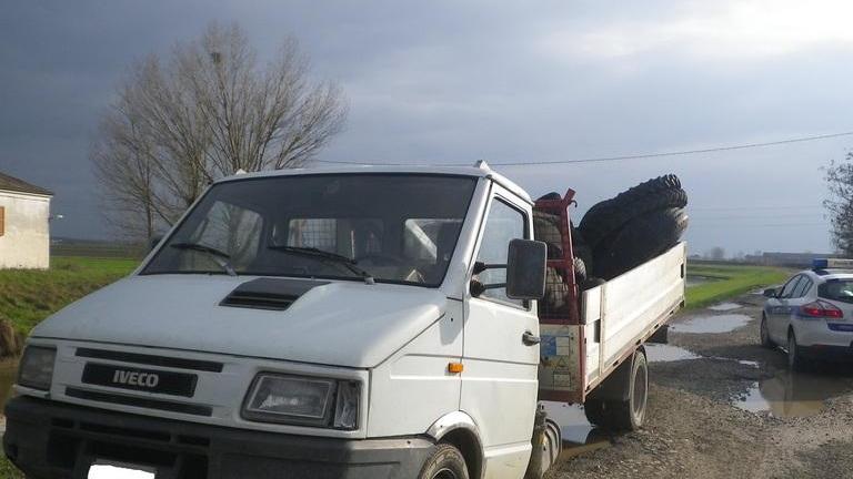 Scoperto carico di pneumatici da smaltire illegalmente