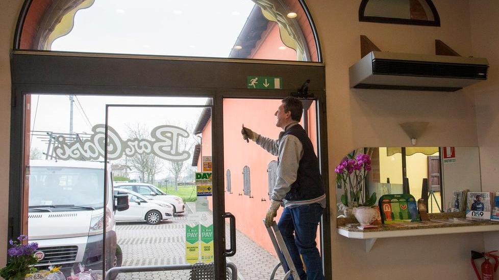 Modena. Bar Oasi, ladri rompono la vetrata