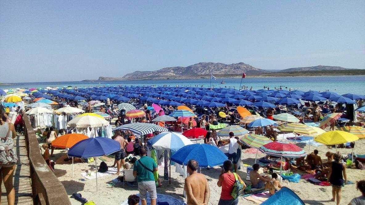La spiaggia della Pelosa a Stintino: si progetta il numero chiuso per i bagnanti