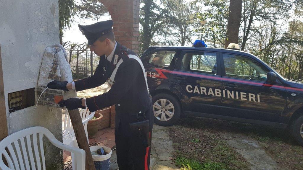 L'intervento dei carabinieri a Vaiano per furto di energia elettrica 