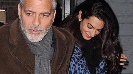 Amal Clooney veste “made in Prato”