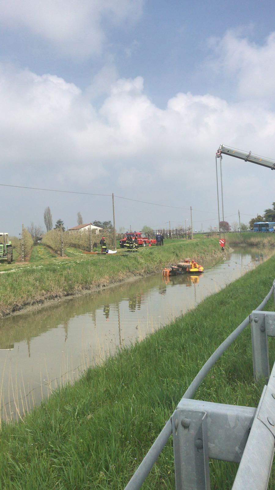Il recupero del trattore finito nel canale in via Risorgimento a Zocca di Ro