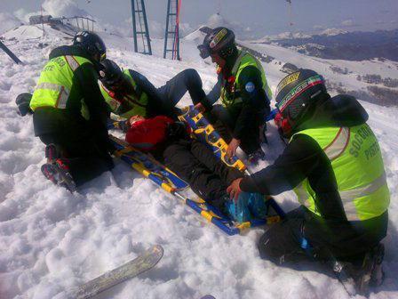 Un soccorso dell'Avssat sulle piste di Abetone (foto d'archivio)