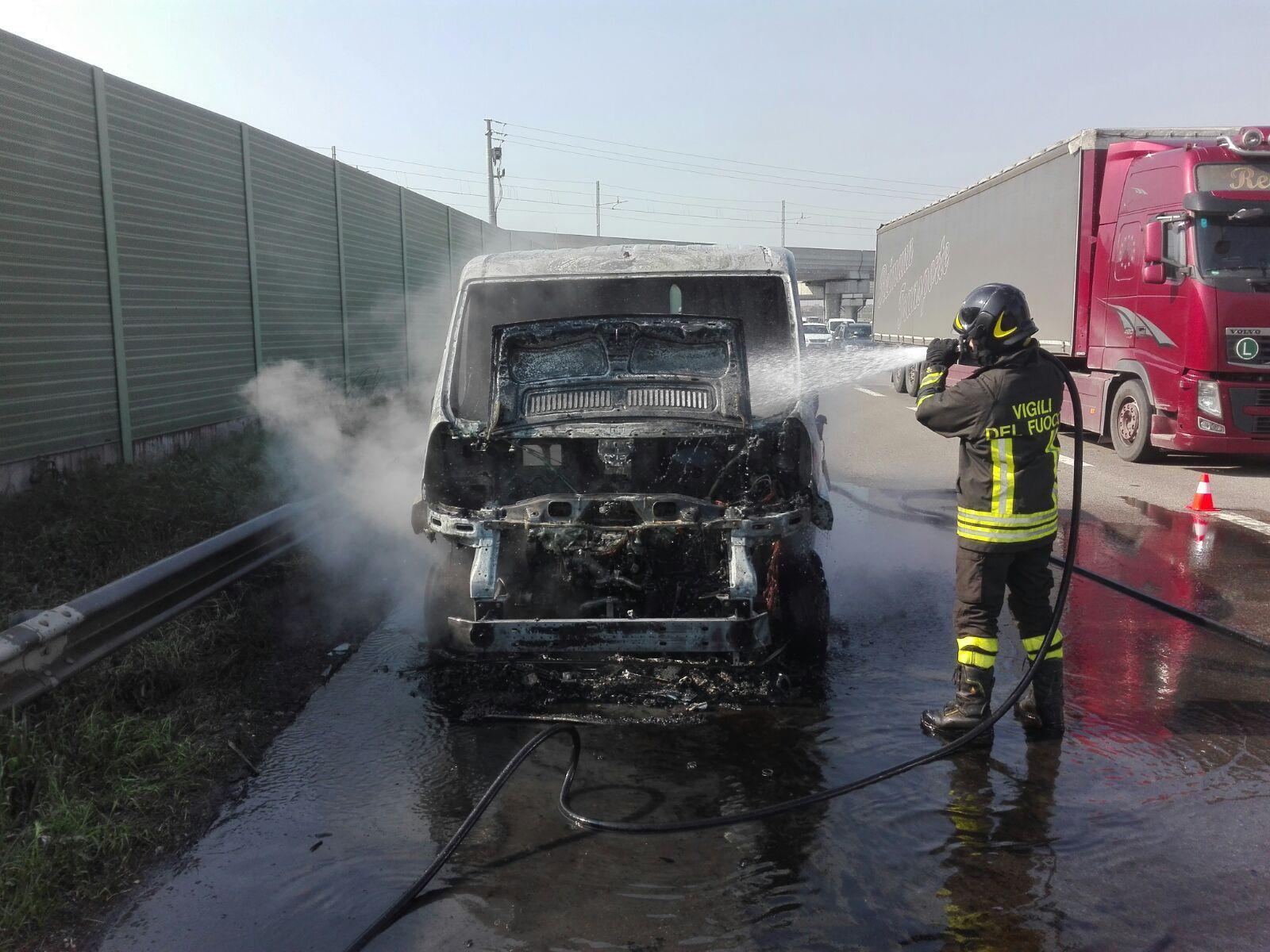 Modena, furgone in fiamme in tangenziale 