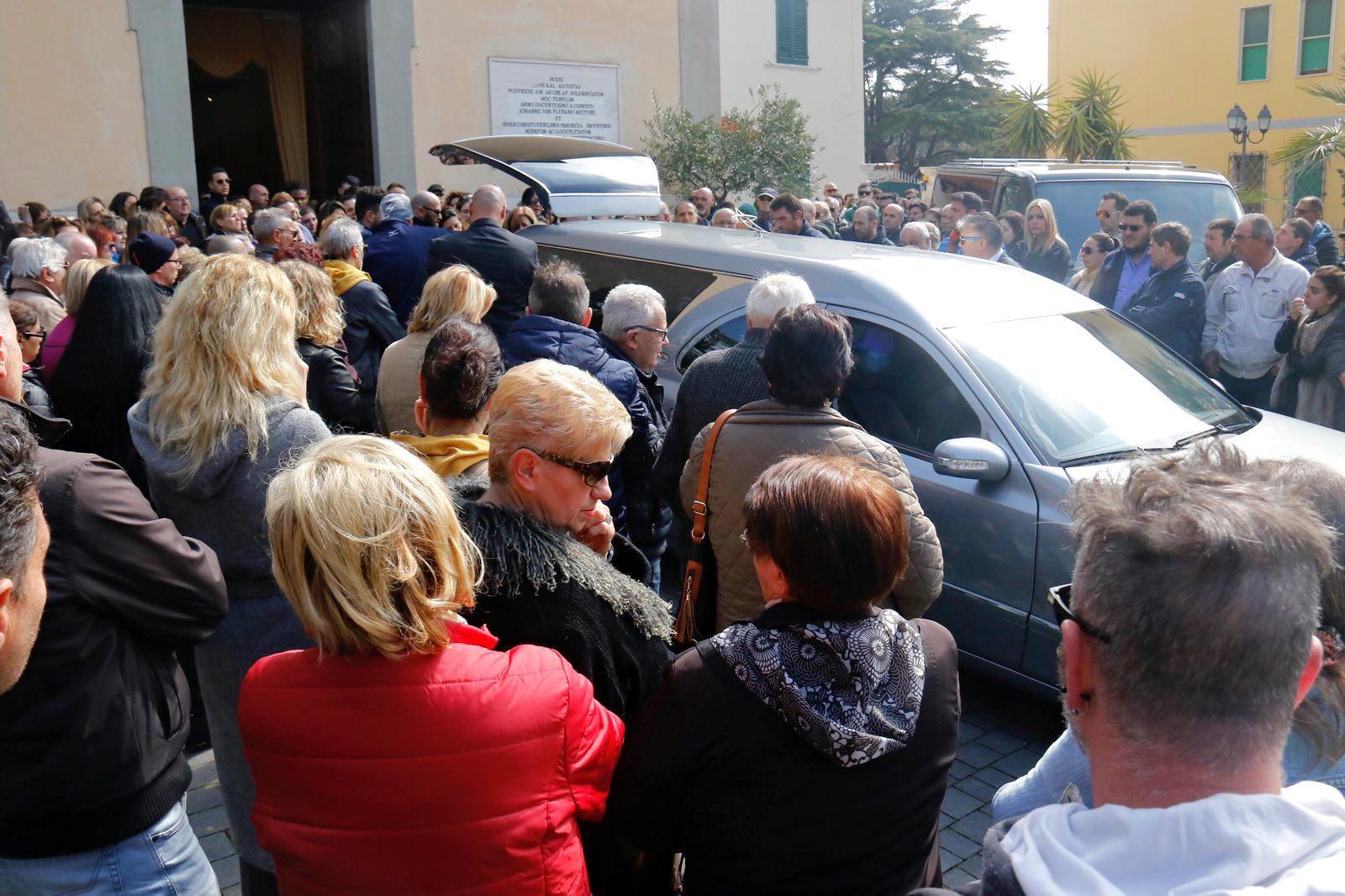 Morti in porto, il vescovo Giusti ai funerali: "Serve più sicurezza sul lavoro" 