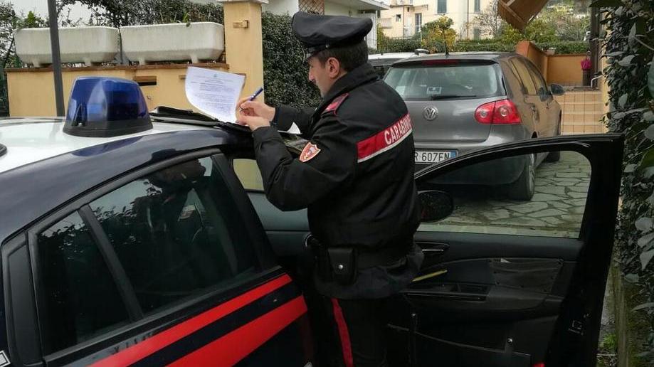 Rapina e picchia la ex fidanzata