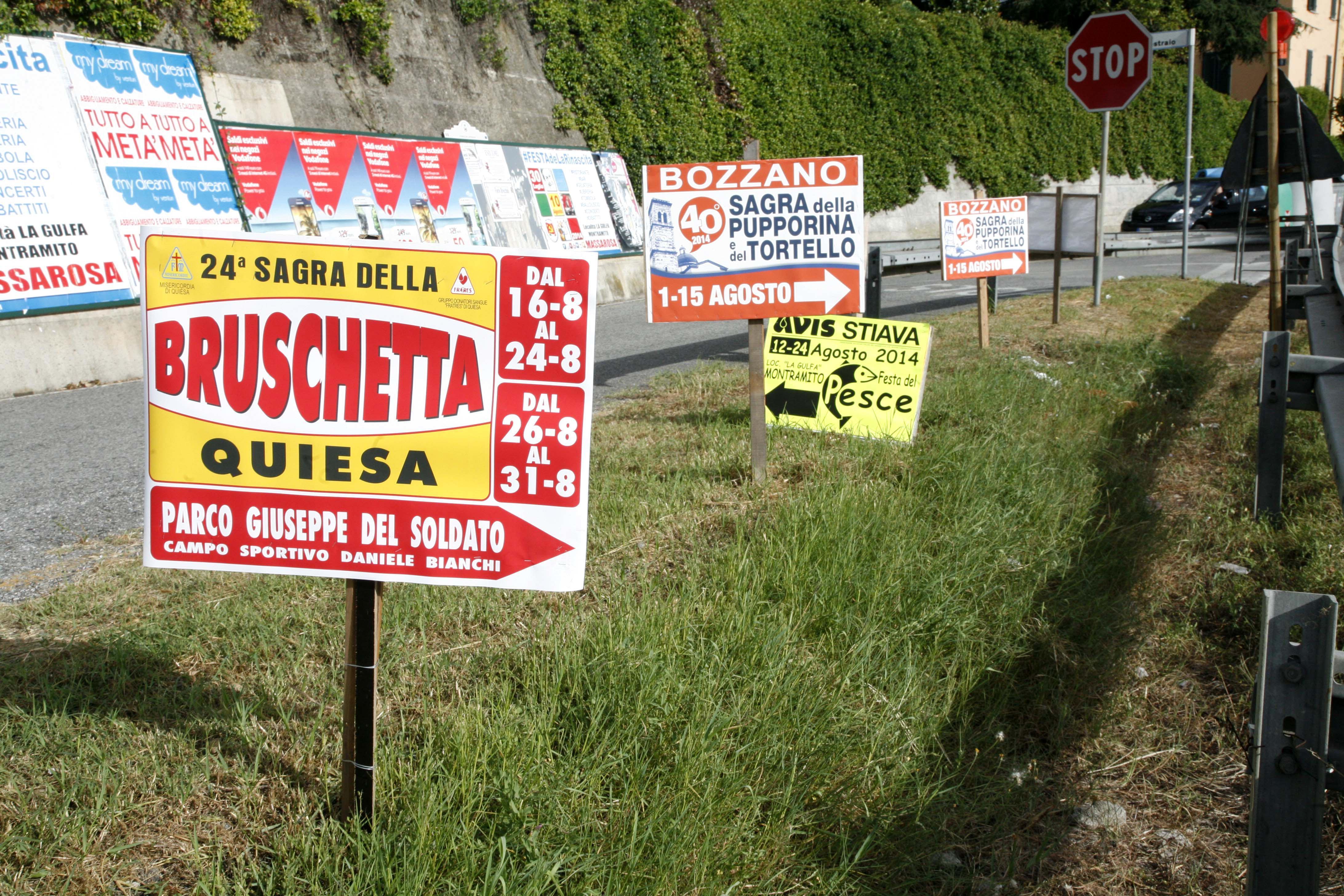 Cartelli promuovono le sagre nel comune di Massarosa
