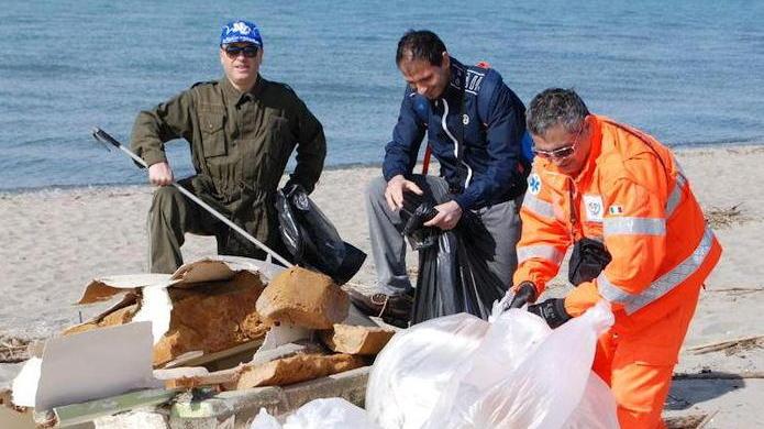 Domenica la pulizia dei volontari a Bocca di Serchio