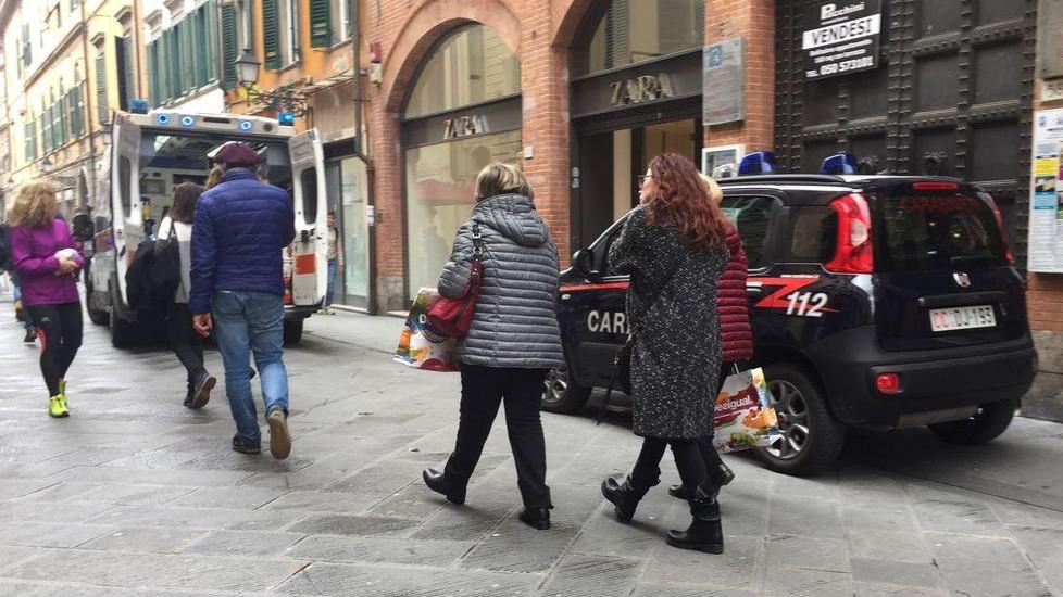Si sente male dopo il furto da H&M e Zara