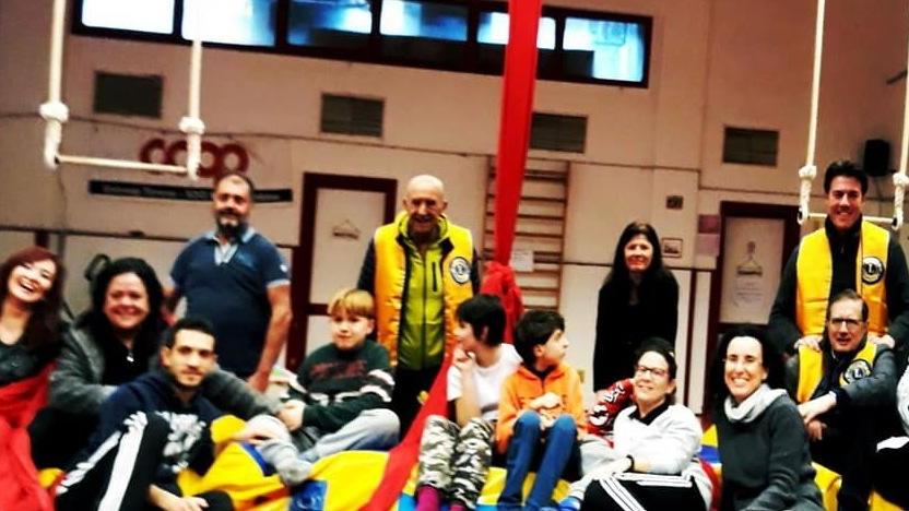 Telo ginnico e computer per bambini con disabilità