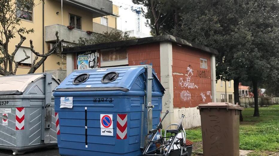 Rifiuti abbandonati, sulle strade discariche a cielo aperto