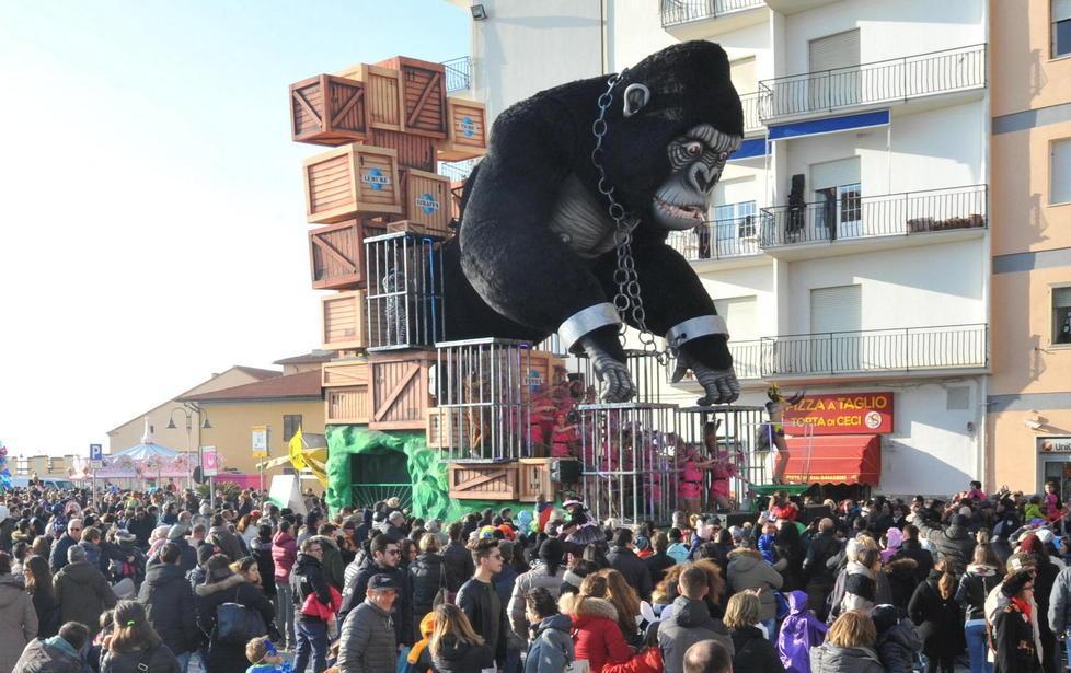 Carnevale in centro, i carri tornano a sfilare 
