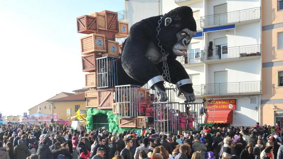 Carnevale in centro, i carri tornano a sfilare