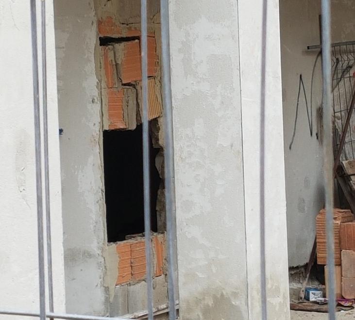 Palazzo reso inaccessibile Muro di nuovo sfondato 
