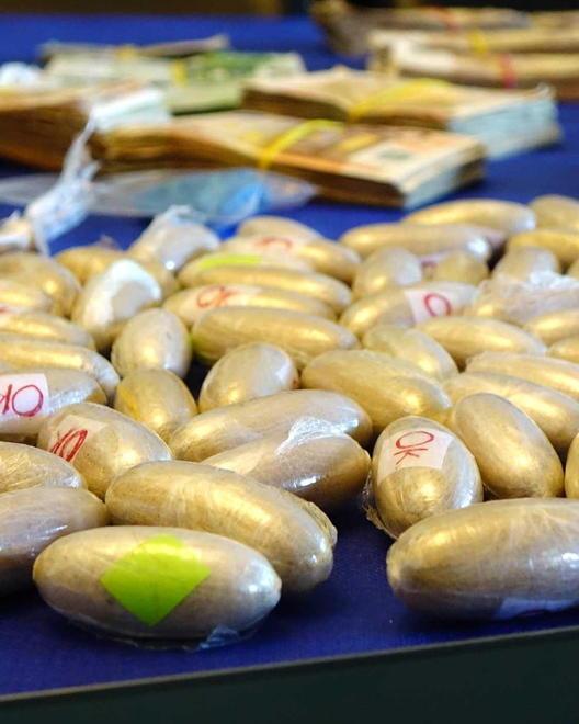 Ingoiano l’eroina appena comprata per sfuggire ai carabinieri