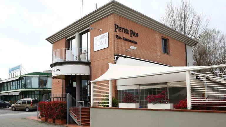 Sfondano la vetrata per portare via gelati e patatine
