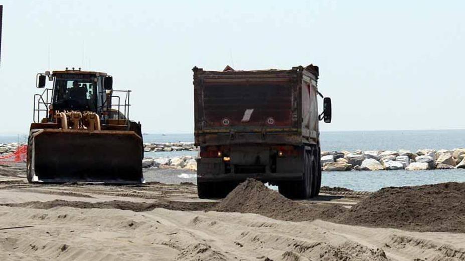 Massa, maxi ripascimento con sabbia viareggina