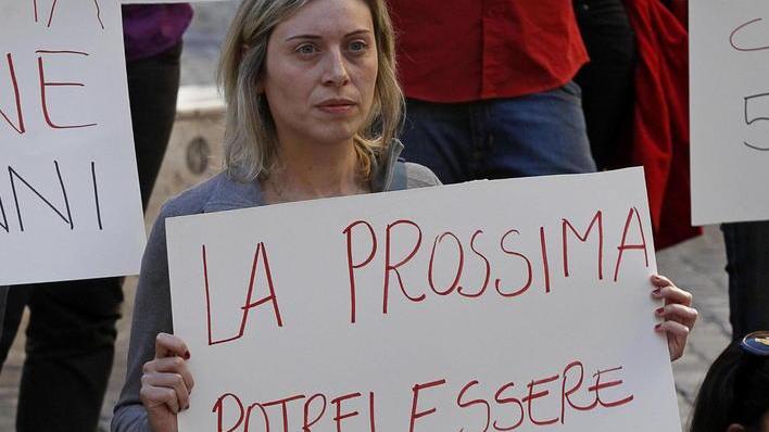 Nega di aver spinto la ex dalle scale ma il giudice convalida l’arresto