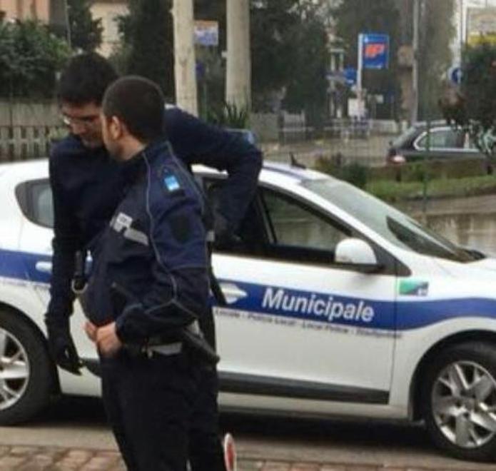 Blitz della polizia municipale Fuggi fuggi tra i migranti