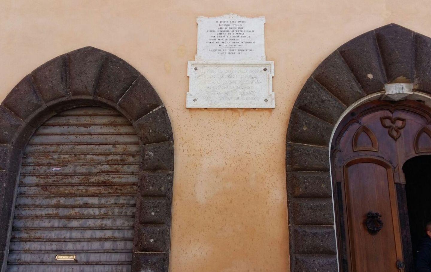 Sassari, mezzo perde olio: sfregiato il palazzo d'Usini