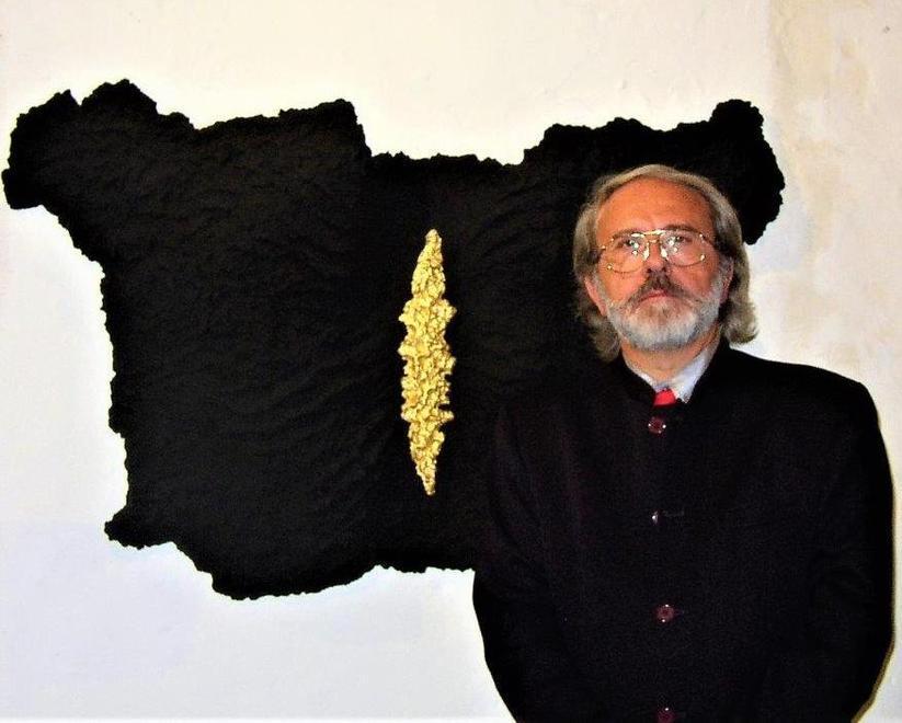 L’opera coniuga scultura e pittura 