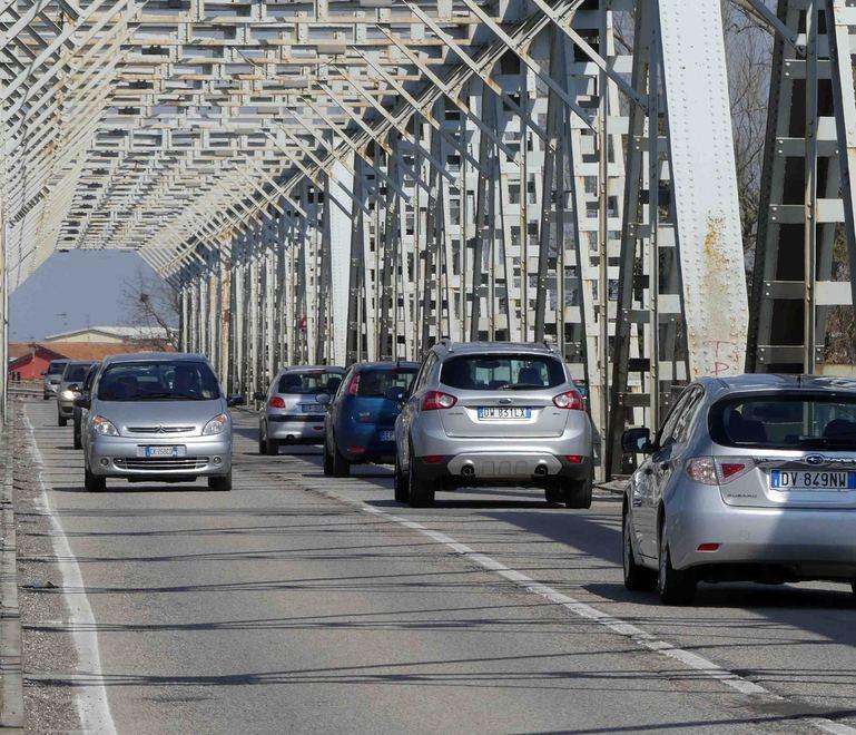 Chiusura del ponte sul Po paesi veneti in agitazione 