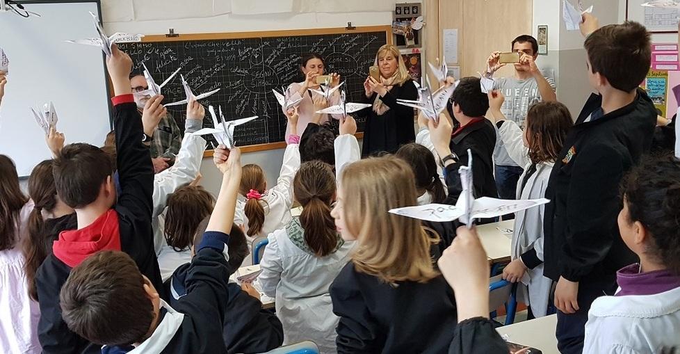Origami delle gru della pace con i bambini della primaria
