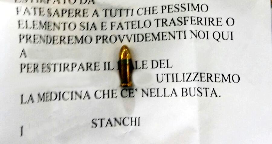 Busta con pallottola alla Nuova, minacce contro un poliziotto: «Ecco la medicina»