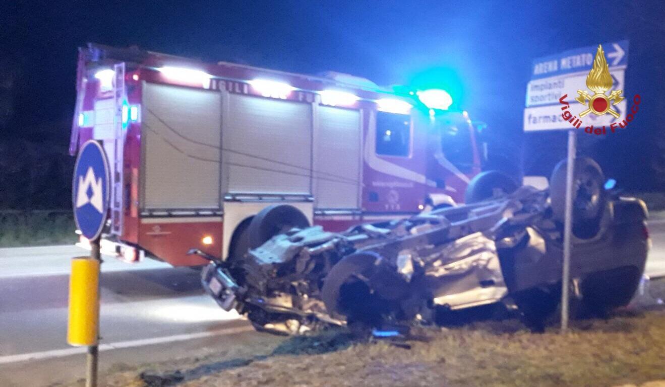 Si schianta contro un albero e si ribalta con l'auto