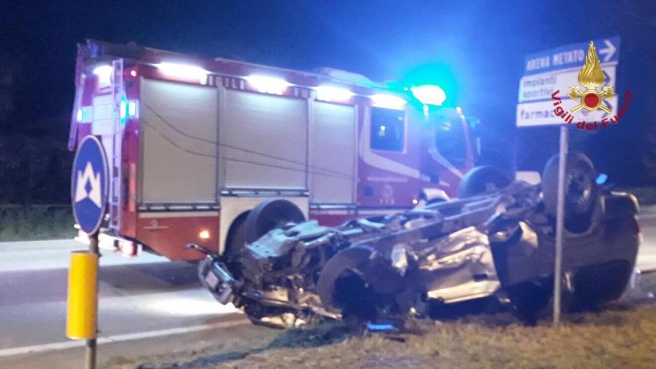 Si schianta contro un albero e si ribalta con l'auto