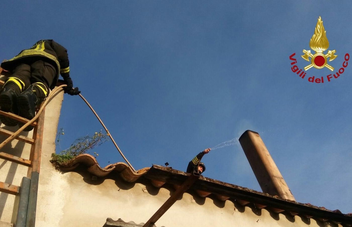 A fuoco la canna fumaria, marito e moglie salvati dai vigili del fuoco