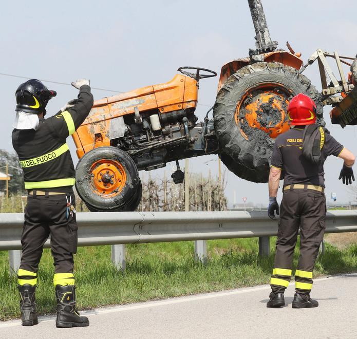 Manovra sbagliata, schiacciato dal trattore 
