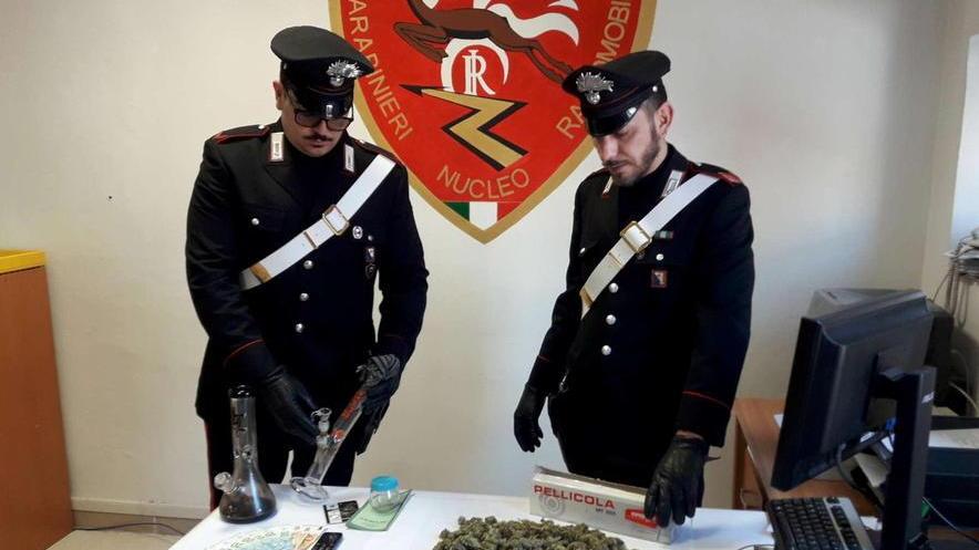 La droga e il denaro sequestrati dai carabinieri in casa del 27enne arrestato a Maresca