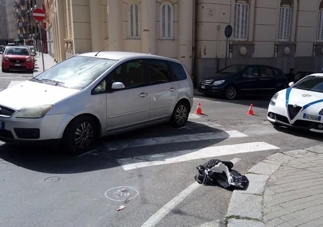 L'auto investitrice ferma sulle strisce dove sono stati travolti i due coniugi