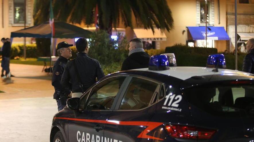 Ubriaca in un bar aggredisce i carabinieri