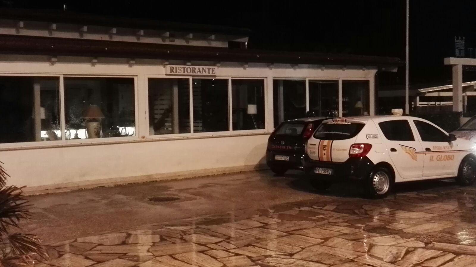 Le macchine dei carabinieri e delle guardie giurate di fronte al Teresita