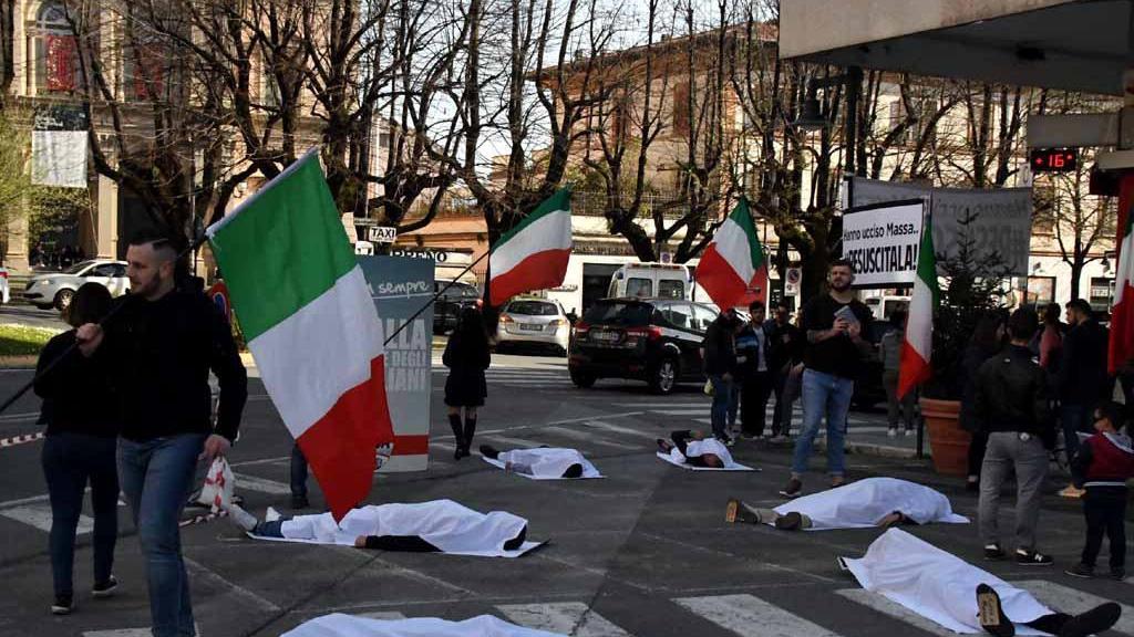 I finti cadaveri in piazza