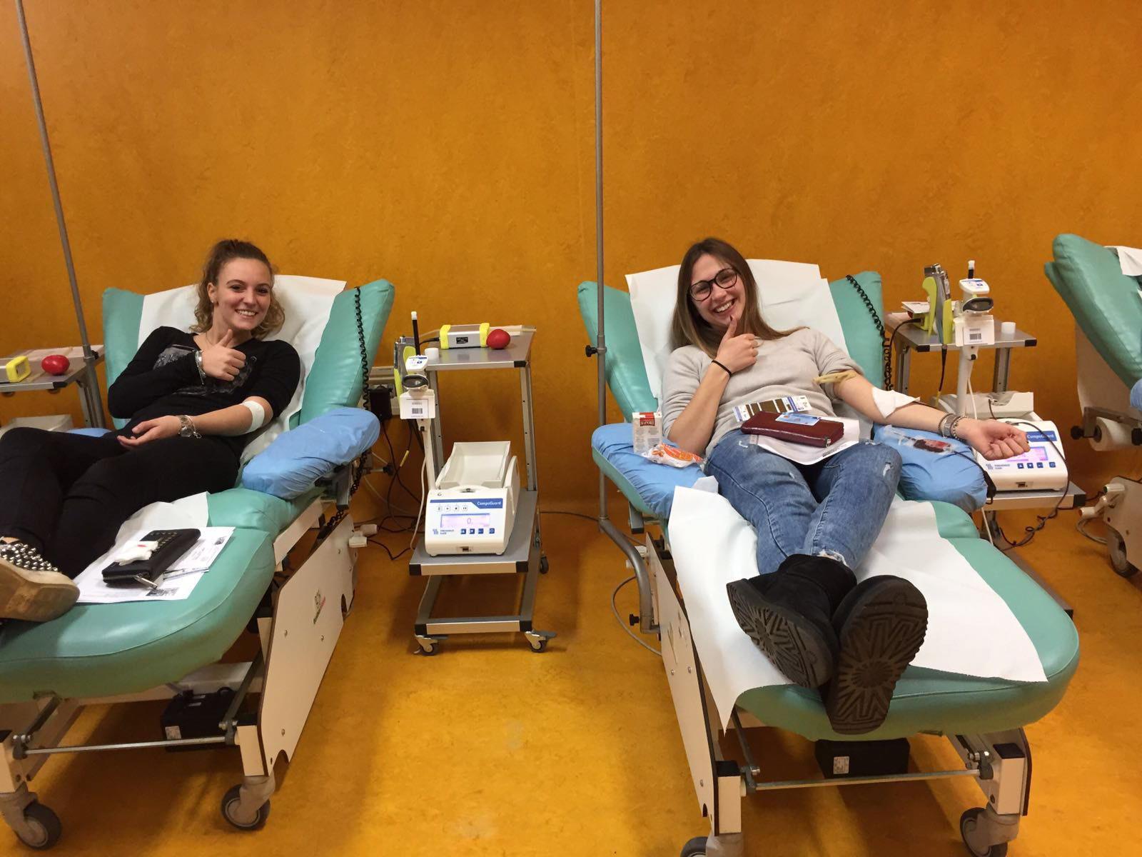Da sinistra Ginevra Ferretti e Alisia Kazaferi al Centro trasfusionale