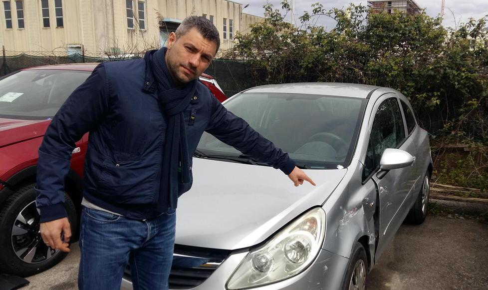 Francesco Froli mostra i danni causati (secondo lui con molta probabilità da nomadi) da Emmepi Auto