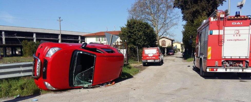 Auto si ribalta dopo lo scontro con camion