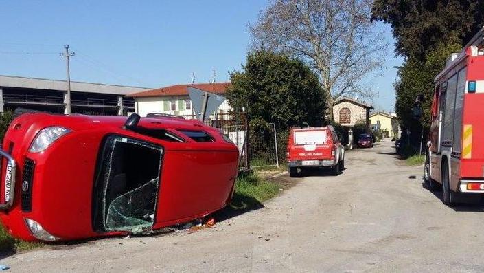 Auto si ribalta dopo lo scontro con camion